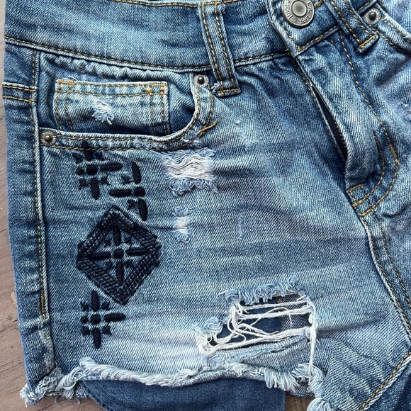 Distressed and embroidered Mudd shorts - Picture 2 of 3